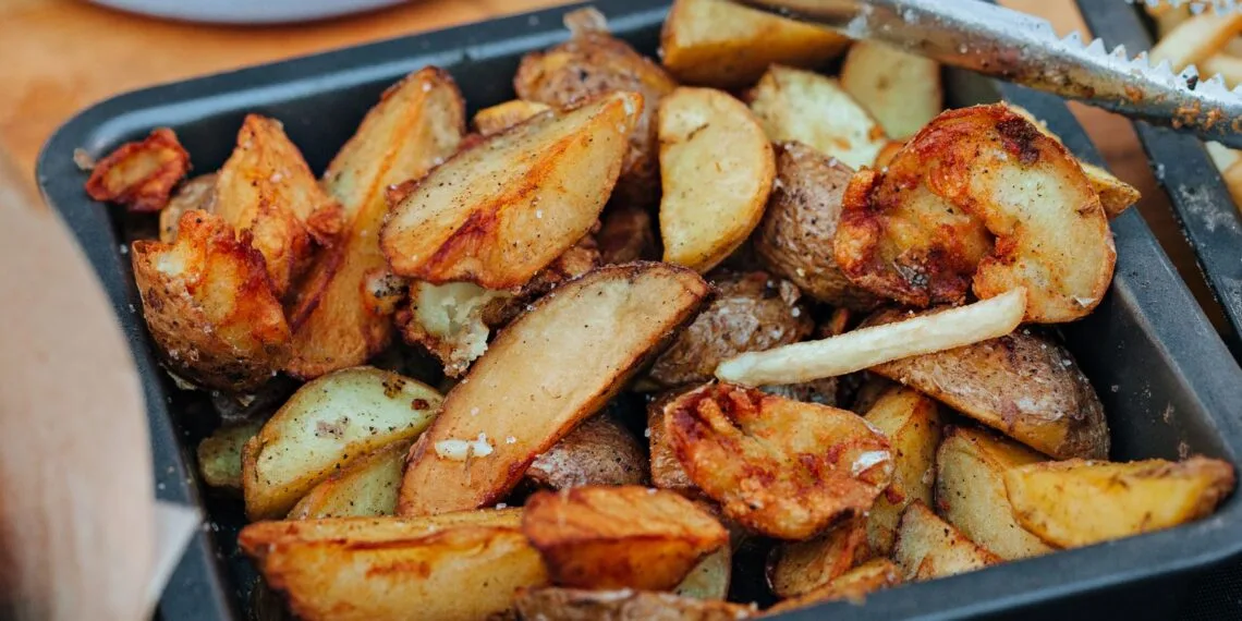 Diferença entre assar e fritar: guia completo das técnicas