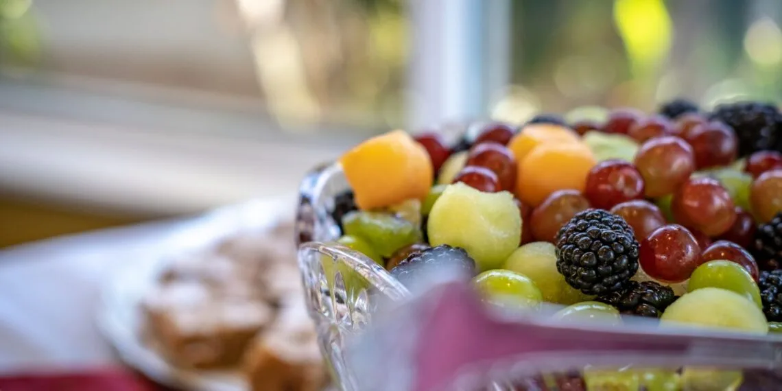 Acompanhamentos para salada de frutas: 9 opções práticas