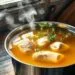 Como fazer caldo de galinha caseiro: o segredo dos chefs para sabor intenso