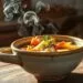 Como fazer sopa de frango com legumes: receita caseira que aquece o coração