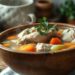Como fazer uma sopa de frango: receita caseira que cura qualquer resfriado