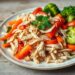 Frango desfiado com legumes: receita fácil que vai conquistar seu almoço