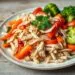 Frango desfiado com legumes: receita fácil que vai conquistar seu almoço