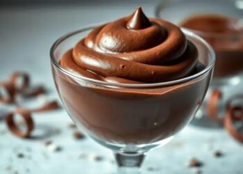mousse de chocolate para recheio de bolo; descubra a textura cremosa que encanta
