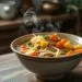 Sopa macarrão com legumes: receita fácil que aquece o coração em 20 minutos