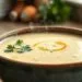 Sopa cremosa de mandioca: receita fácil que vai conquistar seu paladar