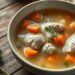Sopa feita de caldo de galinha: o segredo para um prato nutritivo e reconfortante