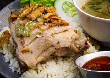 Calorias da sopa de legumes com frango: porção de 300 ml e tabela por ingrediente