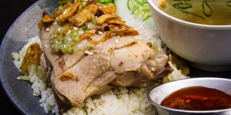 Calorias da sopa de legumes com frango: porção de 300 ml e tabela por ingrediente