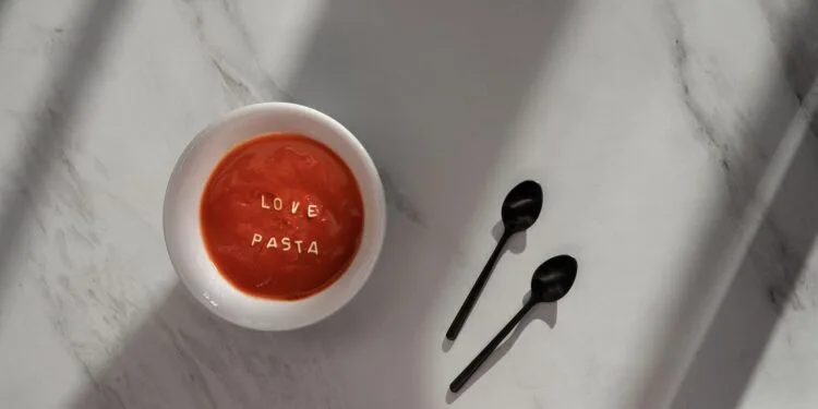 Pode congelar sopa com macarrão sem estragar? Veja o passo a passo
