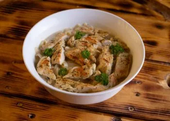 Canja de galinha com peito de frango: o segredo para uma receita reconfortante e nutritiva