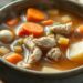 Receita sopa de frango com legumes: o prato que aquece corpo e alma