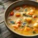 Sopa de abobora com legumes: receita cremosa que aquece o coração