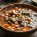 Sopa de feijão com carne e legumes: receita reconfortante para dias frios