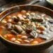 Sopa de feijão com carne e legumes: receita reconfortante para dias frios