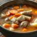 Sopa de legumes com frango caldo grosso: receita que aquece a alma em dias frios