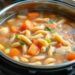 Sopa de legumes com macarrão na panela de pressão: receita prática e nutritiva