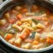 Sopa de legumes com macarrão na panela de pressão: receita rápida e nutritiva