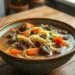 Sopa simples de macarrão com carne: receita caseira que aquece o coração em 30 minutos