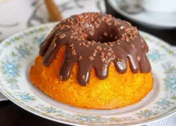 Bolo de Cenoura de Liquidificador Fofinho com Cobertura que Endurece