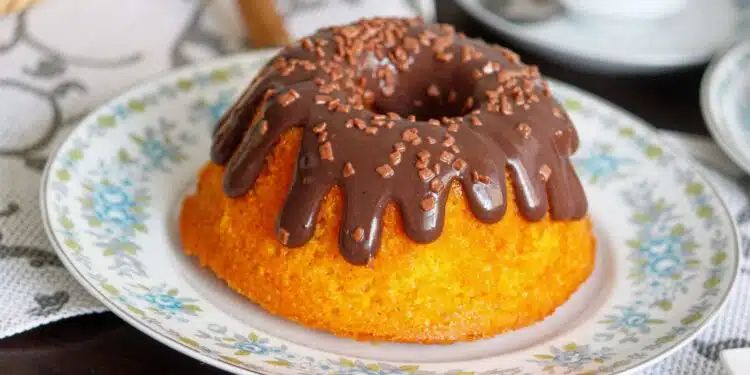 Bolo de Cenoura de Liquidificador Fofinho com Cobertura que Endurece