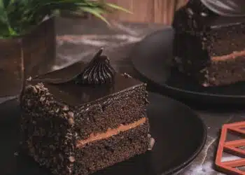 Bolo de Chocolate Molhadinho de Liquidificador com Calda