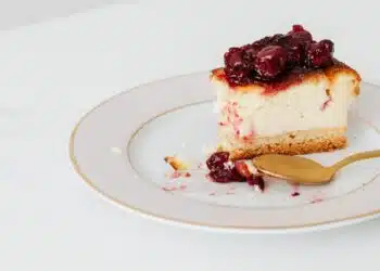 Bolo de Fubá Cremoso com Goiabada: Sabor da Fazenda!