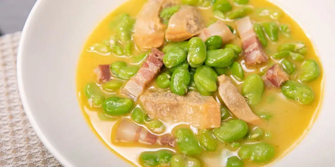 Caldo de Feijão Cremoso com Bacon: a Entrada que Vira Jantar