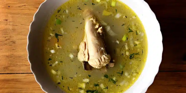 Canja de Galinha Caseira: O Abraço Quente para o Seu Inverno