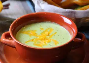 Sopa Cremosa de Mandioca com Carne Seca: Sabor e Aconchego
