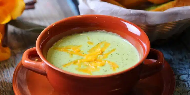 Sopa Cremosa de Mandioca com Carne Seca: Sabor e Aconchego