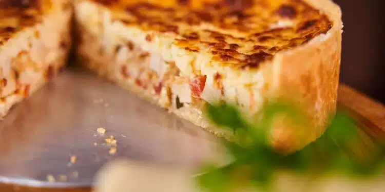 Torta de Frango Cremosa de Liquidificador: Joga e Assa