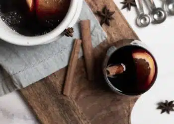 Vinho Quente Caseiro com Especiarias: o Ponto Certo para Noite Fria