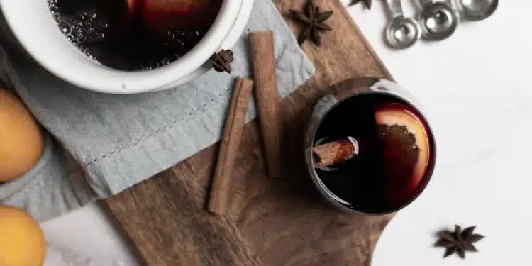 Vinho Quente Caseiro com Especiarias: o Ponto Certo para Noite Fria