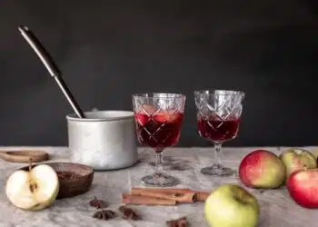 Vinho Quente Caseiro: Aconchego com Maçã, Cravo e Canela para o Frio