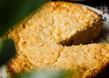 Bolo de Fubá Fit com Aveia e Mel: Versão Equilibrada Para a Festa Junina