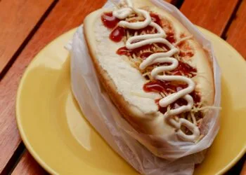 Cachorro-quente especial de festa junina: receita caseira com molho, milho e batata palha