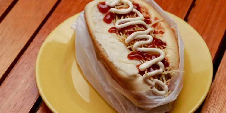 Cachorro-quente especial de festa junina: receita caseira com molho, milho e batata palha