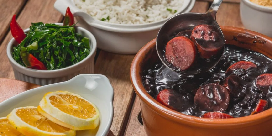O Que Combina com Feijoada? Acompanhamentos que Completam o Prato