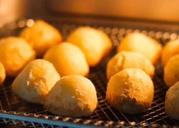 Pão de queijo mineiro tradicional: receita crocante e elástica para o frio de julho