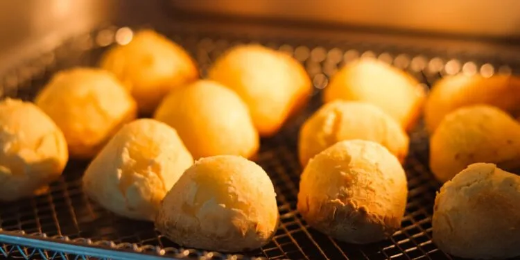 Pão de queijo mineiro tradicional: receita crocante e elástica para o frio de julho