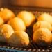 Pão de queijo mineiro tradicional: receita crocante e elástica para o frio de julho