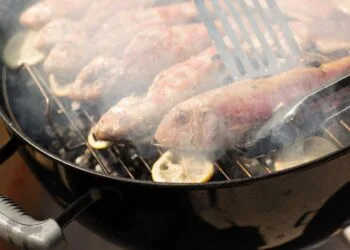 Tainha recheada à catarinense: peixe-rei do inverno no litoral brasileiro