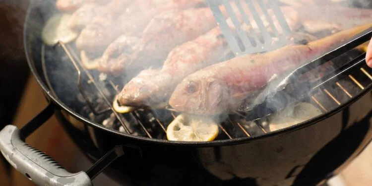 Tainha recheada à catarinense: peixe-rei do inverno no litoral brasileiro
