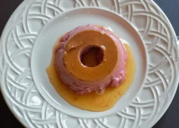 Manjar Branco com Calda de Ameixa: o Doce Gelado Perfeito Para as Noites de Julho