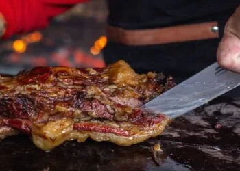Costelada Gaúcha de Chão: o Almoço de Domingo que Aquece Julho no Rio Grande do Sul