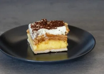Torta Holandesa Gelada com Cream Cheese: o Doce de Julho que Nao Vai ao Forno e Sustenta o Almoco de Familia
