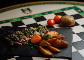 Bife de Chorizo à Moda do Pampa Gaúcho: o Prato Principal do Almoço de Julho na Fronteira