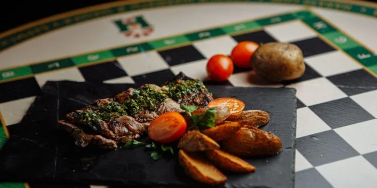 Bife de Chorizo à Moda do Pampa Gaúcho: o Prato Principal do Almoço de Julho na Fronteira