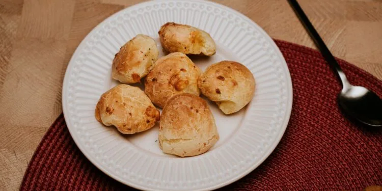 Pão de Queijo com Goma de Mandioca: o Café das Manhãs Frias de Julho no Interior de Minas